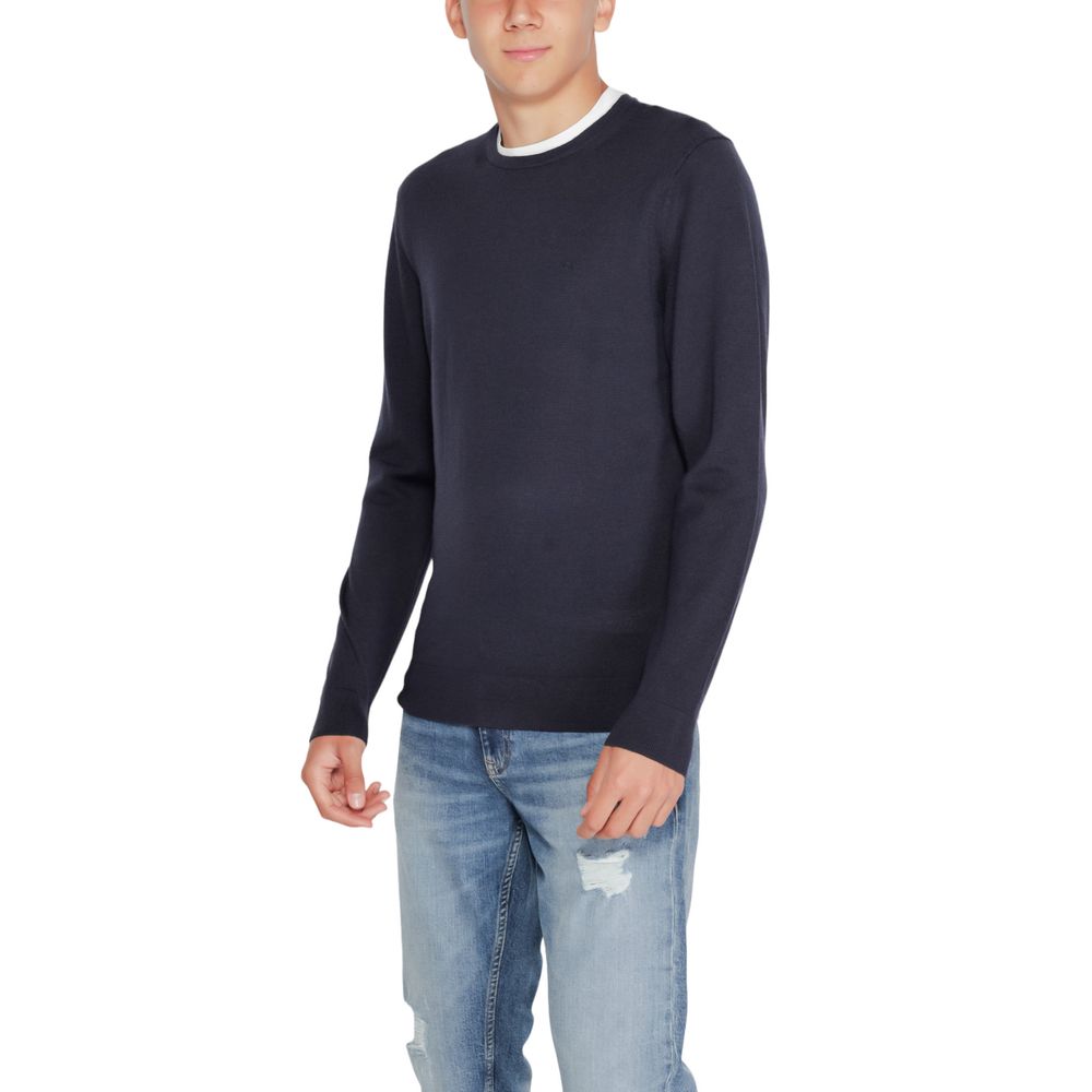 Blue Recycled Wool SportswearThe Calvin Klein MERINO RWS CREW NECK K10K109474 sweater is a must-have for the modern man’s wardrobe. Made from 100% RWS-certified recycled wool, this knitwear offers comfort, softness, and a focus on sustainability. The clas