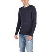 Blue Recycled Wool SportswearThe Calvin Klein MERINO RWS CREW NECK K10K109474 sweater is a must-have for the modern man’s wardrobe. Made from 100% RWS-certified recycled wool, this knitwear offers comfort, softness, and a focus on sustainability. The clas