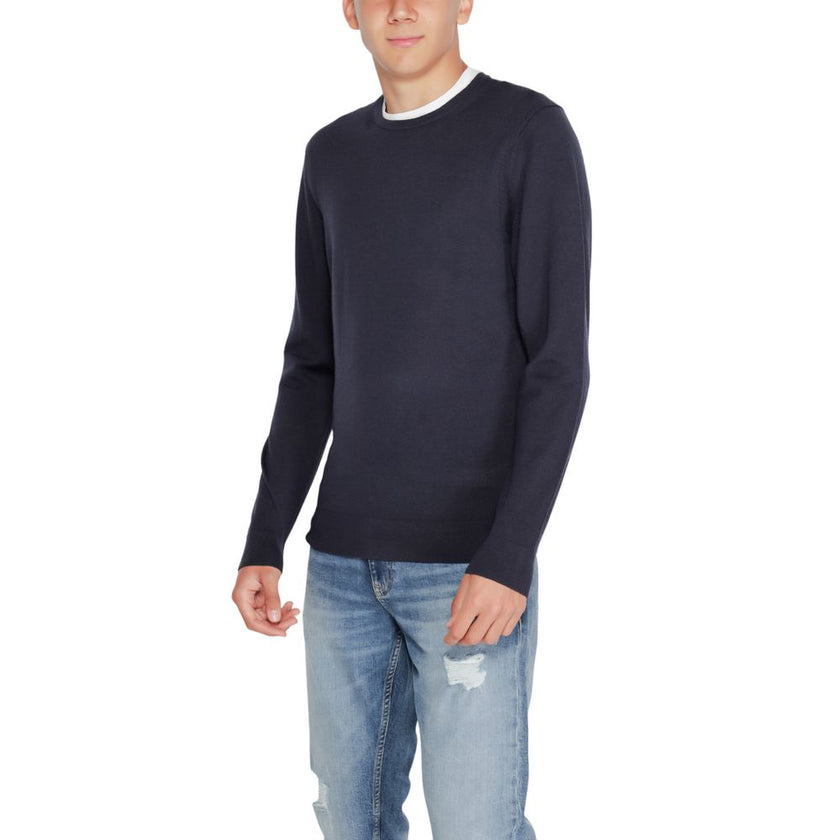 Blue Recycled Wool SportswearThe Calvin Klein MERINO RWS CREW NECK K10K109474 sweater is a must-have for the modern man’s wardrobe. Made from 100% RWS-certified recycled wool, this knitwear offers comfort, softness, and a focus on sustainability. The clas