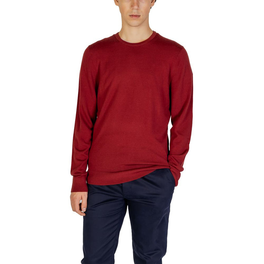 Bordeaux Recycled Wool SportswearThe Calvin Klein MERINO RWS CREW NECK K10K109474 sweater is a must-have for the modern man’s wardrobe. Made from 100% RWS-certified recycled wool, this knitwear offers comfort, softness, and a focus on sustainability. The