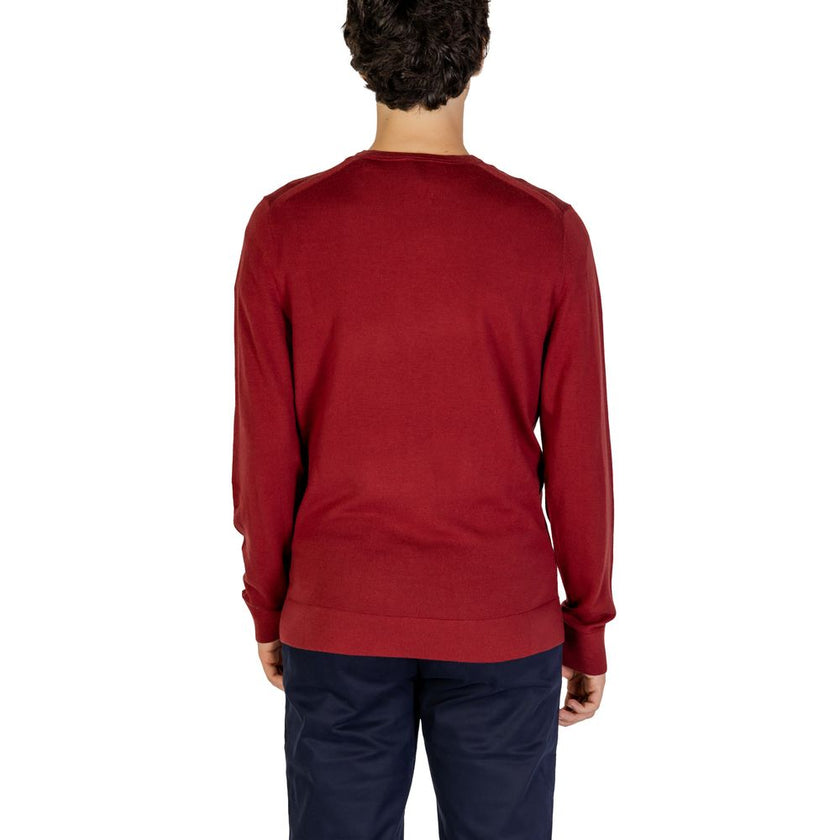Bordeaux Recycled Wool SportswearThe Calvin Klein MERINO RWS CREW NECK K10K109474 sweater is a must-have for the modern man’s wardrobe. Made from 100% RWS-certified recycled wool, this knitwear offers comfort, softness, and a focus on sustainability. The