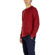 Bordeaux Recycled Wool SportswearThe Calvin Klein MERINO RWS CREW NECK K10K109474 sweater is a must-have for the modern man’s wardrobe. Made from 100% RWS-certified recycled wool, this knitwear offers comfort, softness, and a focus on sustainability. The
