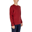 Bordeaux Recycled Wool SportswearThe Calvin Klein MERINO RWS CREW NECK K10K109474 sweater is a must-have for the modern man’s wardrobe. Made from 100% RWS-certified recycled wool, this knitwear offers comfort, softness, and a focus on sustainability. The
