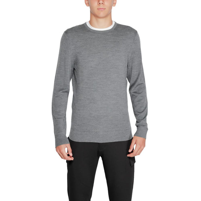 Gray Recycled Wool SportswearThe Calvin Klein MERINO RWS CREW NECK K10K109474 sweater is a must-have for the modern man’s wardrobe. Made from 100% RWS-certified recycled wool, this knitwear offers comfort, softness, and a focus on sustainability. The clas
