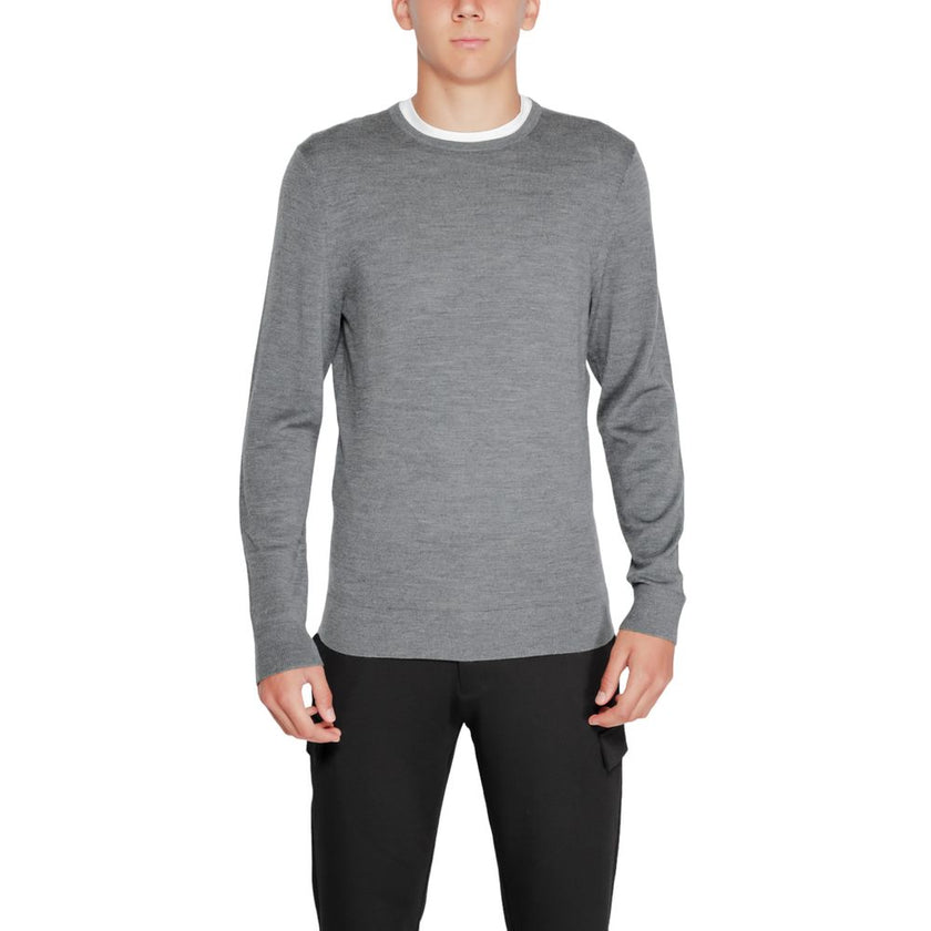 Gray Recycled Wool SportswearThe Calvin Klein MERINO RWS CREW NECK K10K109474 sweater is a must-have for the modern man’s wardrobe. Made from 100% RWS-certified recycled wool, this knitwear offers comfort, softness, and a focus on sustainability. The clas