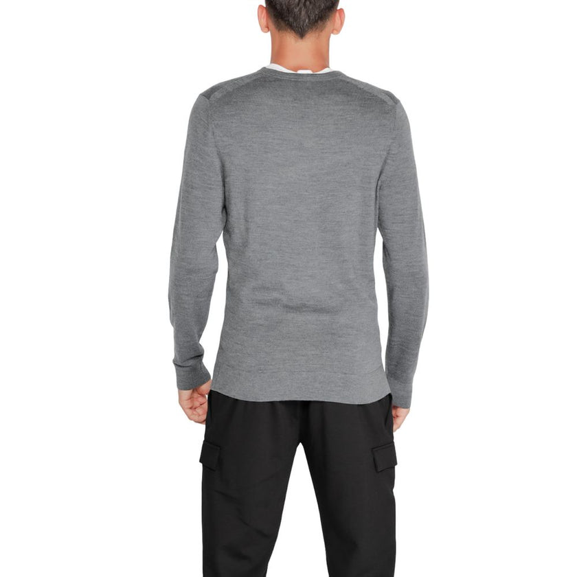 Gray Recycled Wool SportswearThe Calvin Klein MERINO RWS CREW NECK K10K109474 sweater is a must-have for the modern man’s wardrobe. Made from 100% RWS-certified recycled wool, this knitwear offers comfort, softness, and a focus on sustainability. The clas