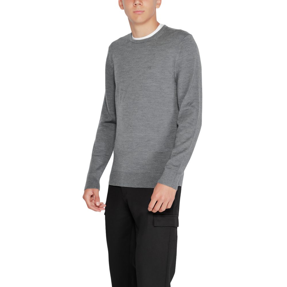 Gray Recycled Wool SportswearThe Calvin Klein MERINO RWS CREW NECK K10K109474 sweater is a must-have for the modern man’s wardrobe. Made from 100% RWS-certified recycled wool, this knitwear offers comfort, softness, and a focus on sustainability. The clas