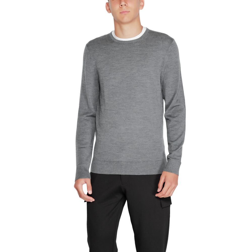 Gray Recycled Wool SportswearThe Calvin Klein MERINO RWS CREW NECK K10K109474 sweater is a must-have for the modern man’s wardrobe. Made from 100% RWS-certified recycled wool, this knitwear offers comfort, softness, and a focus on sustainability. The clas