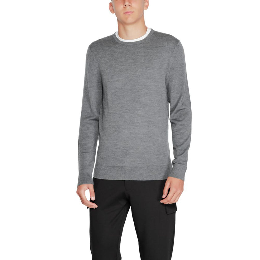 Gray Recycled Wool SportswearThe Calvin Klein MERINO RWS CREW NECK K10K109474 sweater is a must-have for the modern man’s wardrobe. Made from 100% RWS-certified recycled wool, this knitwear offers comfort, softness, and a focus on sustainability. The clas