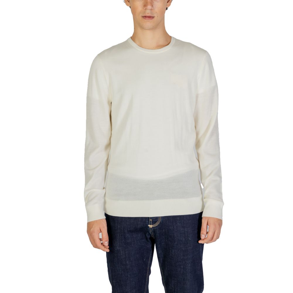 Cream Recycled Wool SportswearThe Calvin Klein MERINO RWS CREW NECK K10K109474 sweater is a must-have for the modern man’s wardrobe. Made from 100% RWS-certified recycled wool, this knitwear offers comfort, softness, and a focus on sustainability. The cla