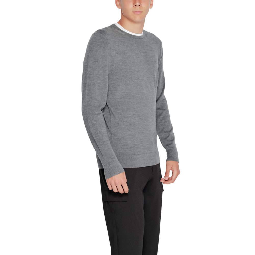 Gray Recycled Wool SportswearThe Calvin Klein MERINO RWS CREW NECK K10K109474 sweater is a must-have for the modern man’s wardrobe. Made from 100% RWS-certified recycled wool, this knitwear offers comfort, softness, and a focus on sustainability. The clas
