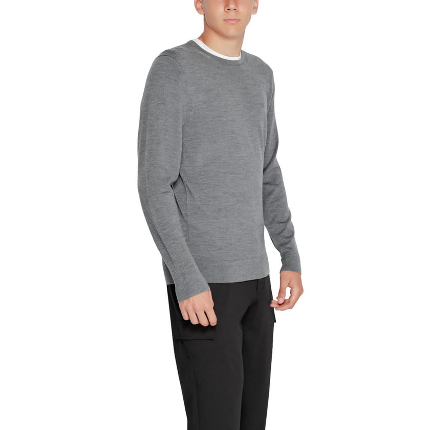 Gray Recycled Wool SportswearThe Calvin Klein MERINO RWS CREW NECK K10K109474 sweater is a must-have for the modern man’s wardrobe. Made from 100% RWS-certified recycled wool, this knitwear offers comfort, softness, and a focus on sustainability. The clas