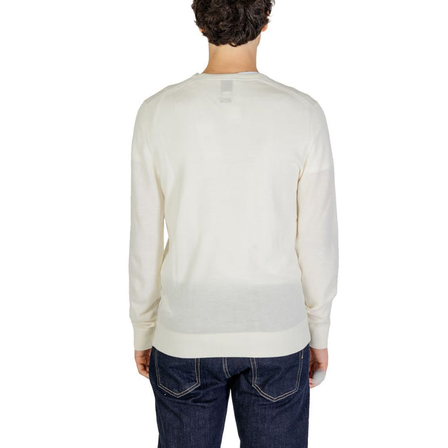 Cream Recycled Wool SportswearThe Calvin Klein MERINO RWS CREW NECK K10K109474 sweater is a must-have for the modern man’s wardrobe. Made from 100% RWS-certified recycled wool, this knitwear offers comfort, softness, and a focus on sustainability. The cla
