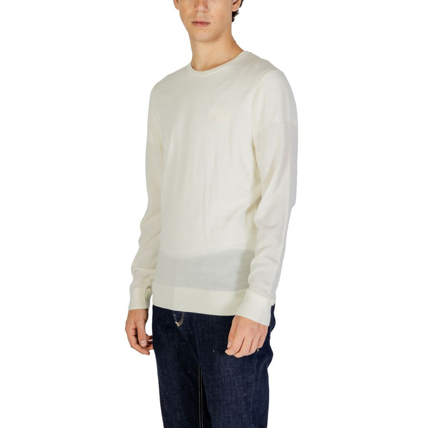 Cream Recycled Wool SportswearThe Calvin Klein MERINO RWS CREW NECK K10K109474 sweater is a must-have for the modern man’s wardrobe. Made from 100% RWS-certified recycled wool, this knitwear offers comfort, softness, and a focus on sustainability. The cla