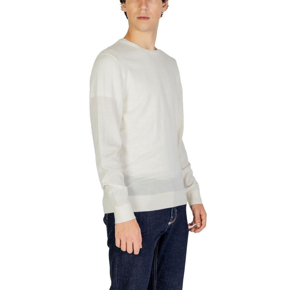 Cream Recycled Wool SportswearThe Calvin Klein MERINO RWS CREW NECK K10K109474 sweater is a must-have for the modern man’s wardrobe. Made from 100% RWS-certified recycled wool, this knitwear offers comfort, softness, and a focus on sustainability. The cla