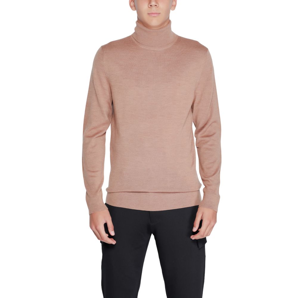 Beige Wool TurtleneckDiscover the Calvin Klein men’s turtleneck sweater, an essential piece for your winter wardrobe. Made from 100% RWS Merino wool, this sweater provides exceptional comfort and a softness that gently envelops the skin. Its elegant and r
