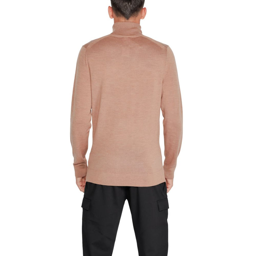 Beige Wool TurtleneckDiscover the Calvin Klein men’s turtleneck sweater, an essential piece for your winter wardrobe. Made from 100% RWS Merino wool, this sweater provides exceptional comfort and a softness that gently envelops the skin. Its elegant and r