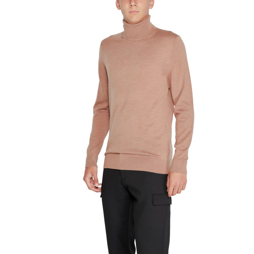 Beige Wool TurtleneckDiscover the Calvin Klein men’s turtleneck sweater, an essential piece for your winter wardrobe. Made from 100% RWS Merino wool, this sweater provides exceptional comfort and a softness that gently envelops the skin. Its elegant and r