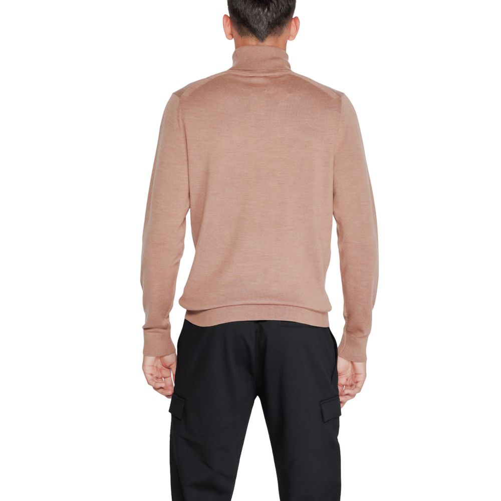 Beige Wool TurtleneckDiscover the Calvin Klein men’s turtleneck sweater, an essential piece for your winter wardrobe. Made from 100% RWS Merino wool, this sweater provides exceptional comfort and a softness that gently envelops the skin. Its elegant and r