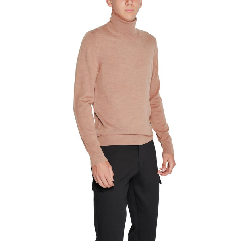 Beige Wool TurtleneckDiscover the Calvin Klein men’s turtleneck sweater, an essential piece for your winter wardrobe. Made from 100% RWS Merino wool, this sweater provides exceptional comfort and a softness that gently envelops the skin. Its elegant and r