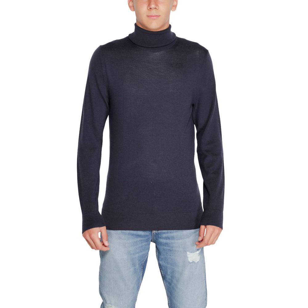 Blue Wool TurtleneckDiscover the Calvin Klein men’s turtleneck sweater, an essential piece for your winter wardrobe. Made from 100% RWS Merino wool, this sweater provides exceptional comfort and a softness that gently envelops the skin. Its elegant and re