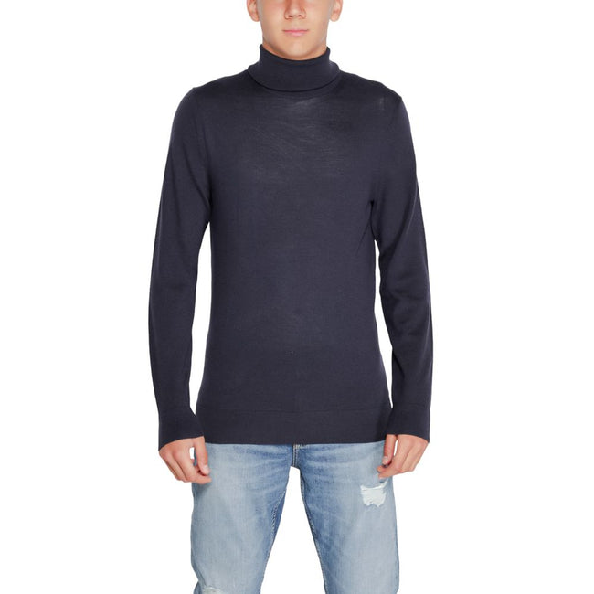 Blue Wool TurtleneckDiscover the Calvin Klein men’s turtleneck sweater, an essential piece for your winter wardrobe. Made from 100% RWS Merino wool, this sweater provides exceptional comfort and a softness that gently envelops the skin. Its elegant and re