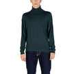 Green Wool TurtleneckDiscover the Calvin Klein men’s turtleneck sweater, an essential piece for your winter wardrobe. Made from 100% RWS Merino wool, this sweater provides exceptional comfort and a softness that gently envelops the skin. Its elegant and r