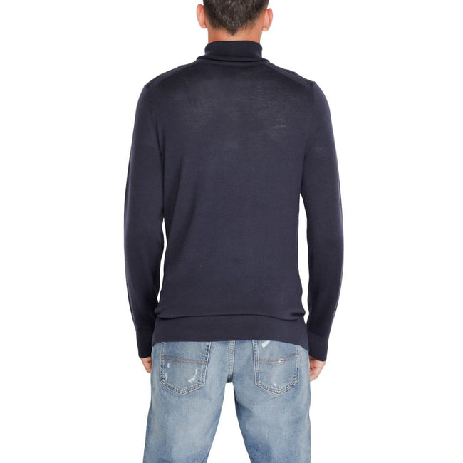 Blue Wool TurtleneckDiscover the Calvin Klein men’s turtleneck sweater, an essential piece for your winter wardrobe. Made from 100% RWS Merino wool, this sweater provides exceptional comfort and a softness that gently envelops the skin. Its elegant and re