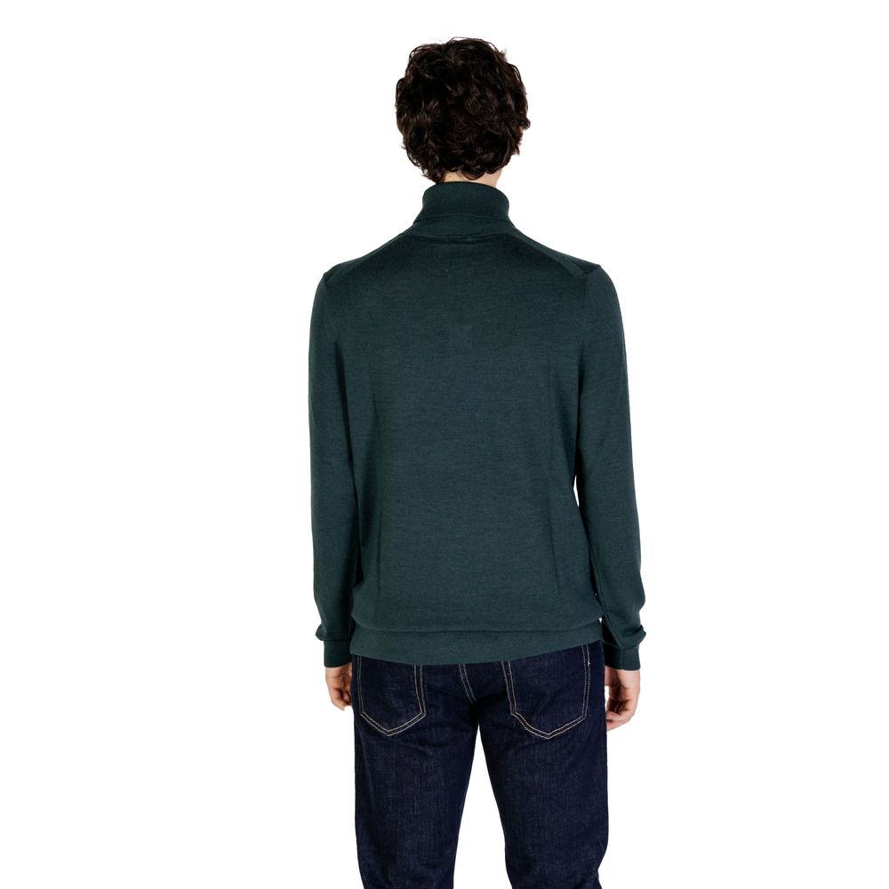 Green Wool TurtleneckDiscover the Calvin Klein men’s turtleneck sweater, an essential piece for your winter wardrobe. Made from 100% RWS Merino wool, this sweater provides exceptional comfort and a softness that gently envelops the skin. Its elegant and r