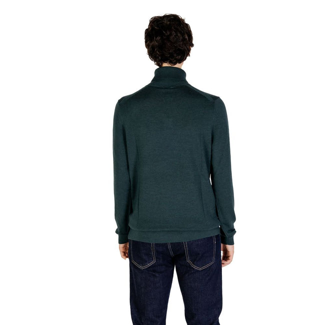 Green Wool TurtleneckDiscover the Calvin Klein men’s turtleneck sweater, an essential piece for your winter wardrobe. Made from 100% RWS Merino wool, this sweater provides exceptional comfort and a softness that gently envelops the skin. Its elegant and r