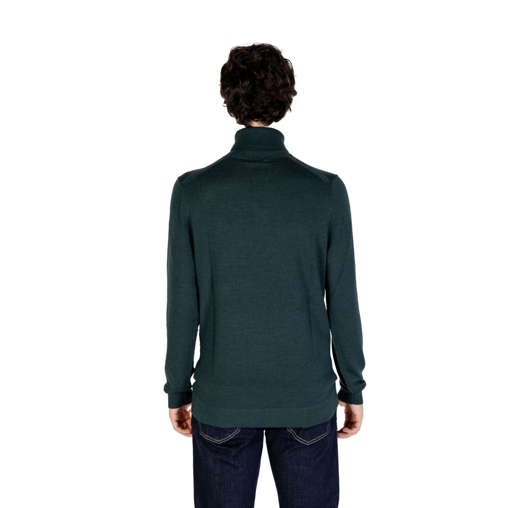 Green Wool TurtleneckDiscover the Calvin Klein men’s turtleneck sweater, an essential piece for your winter wardrobe. Made from 100% RWS Merino wool, this sweater provides exceptional comfort and a softness that gently envelops the skin. Its elegant and r