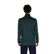 Green Wool TurtleneckDiscover the Calvin Klein men’s turtleneck sweater, an essential piece for your winter wardrobe. Made from 100% RWS Merino wool, this sweater provides exceptional comfort and a softness that gently envelops the skin. Its elegant and r