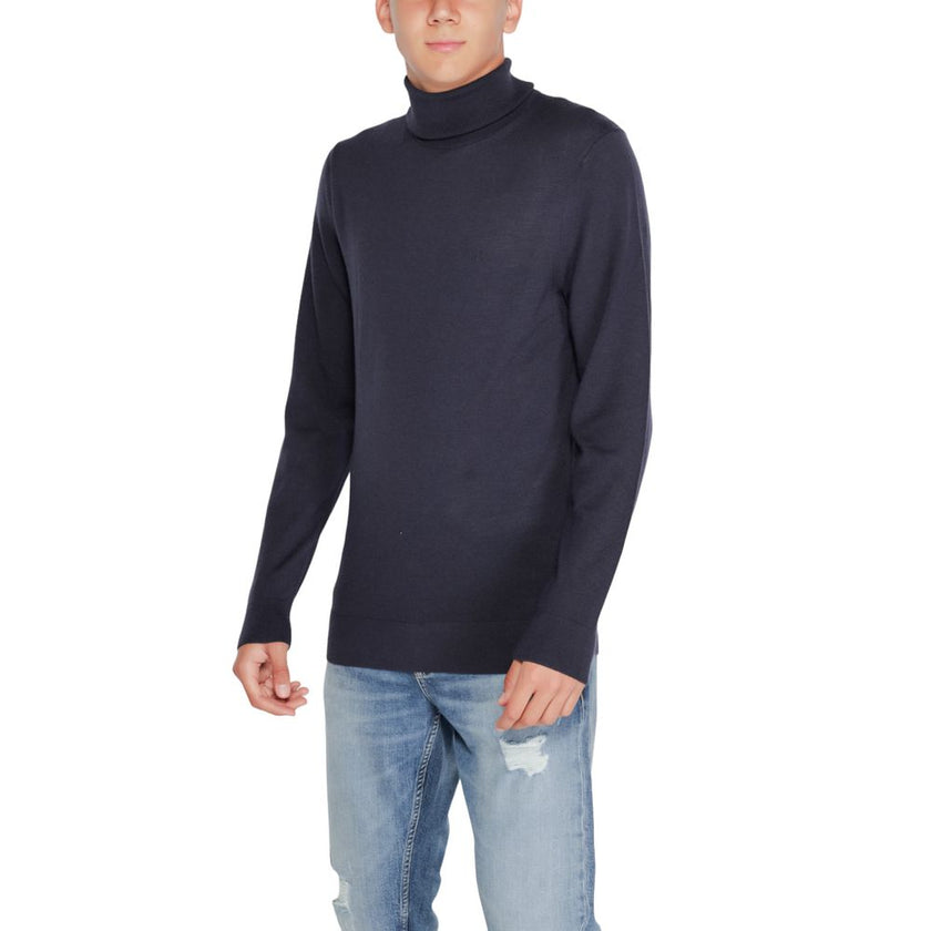 Blue Wool TurtleneckDiscover the Calvin Klein men’s turtleneck sweater, an essential piece for your winter wardrobe. Made from 100% RWS Merino wool, this sweater provides exceptional comfort and a softness that gently envelops the skin. Its elegant and re