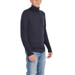 Blue Wool TurtleneckDiscover the Calvin Klein men’s turtleneck sweater, an essential piece for your winter wardrobe. Made from 100% RWS Merino wool, this sweater provides exceptional comfort and a softness that gently envelops the skin. Its elegant and re