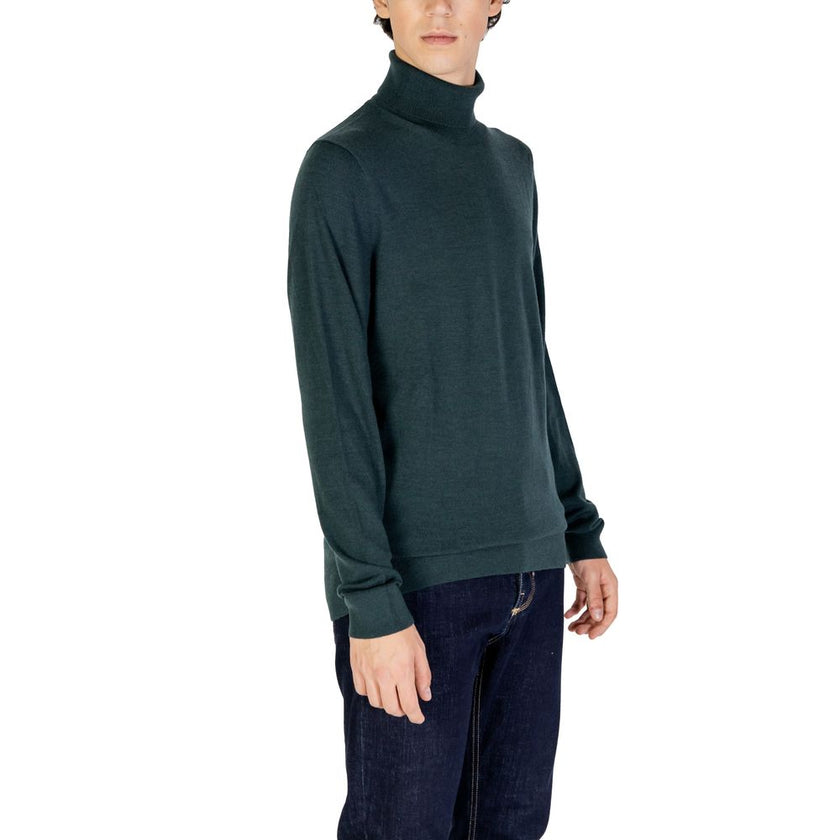 Green Wool TurtleneckDiscover the Calvin Klein men’s turtleneck sweater, an essential piece for your winter wardrobe. Made from 100% RWS Merino wool, this sweater provides exceptional comfort and a softness that gently envelops the skin. Its elegant and r