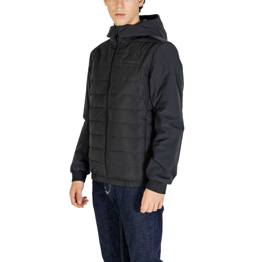 Black Recycled Polyester Jackets & CoatDiscover the Calvin Klein TECHNICAL MIX MEDIA K10K113467 men’s jacket, made from 100% recycled polyester, a sustainable choice for your wardrobe. This model combines a modern and functional design, perfect for those