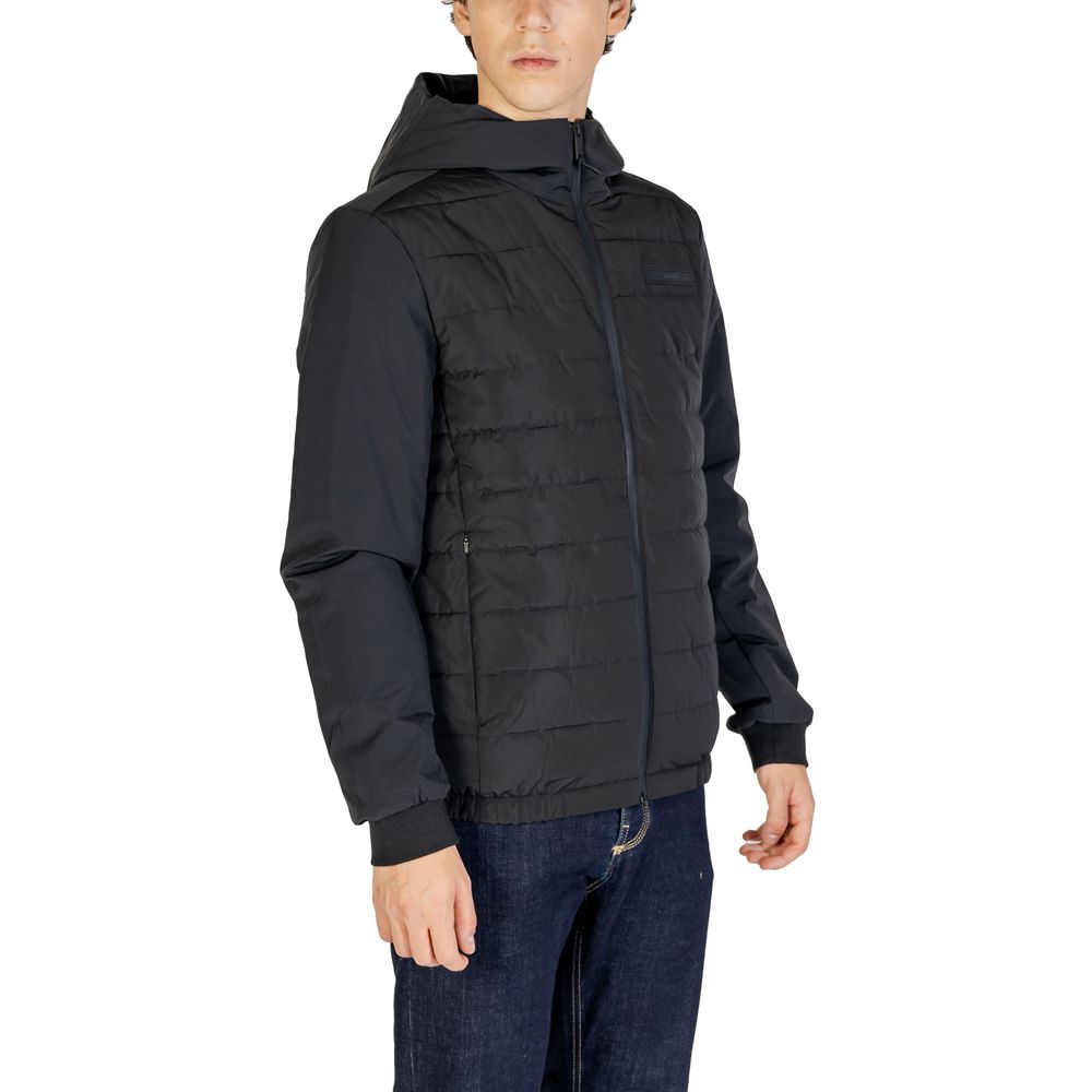 Black Recycled Polyester Jackets & CoatDiscover the Calvin Klein TECHNICAL MIX MEDIA K10K113467 men’s jacket, made from 100% recycled polyester, a sustainable choice for your wardrobe. This model combines a modern and functional design, perfect for those