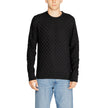 Black Organic Cotton SportswearThe Calvin Klein BASKET WEAVE COTTON men’s sweater, model K10K113747, perfectly combines contemporary style and a focus on sustainability. Crafted from a premium blend of 85% organic cotton and 15% recycled wool, this sweate