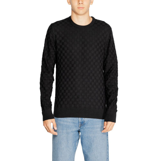 Black Organic Cotton SportswearThe Calvin Klein BASKET WEAVE COTTON men’s sweater, model K10K113747, perfectly combines contemporary style and a focus on sustainability. Crafted from a premium blend of 85% organic cotton and 15% recycled wool, this sweate