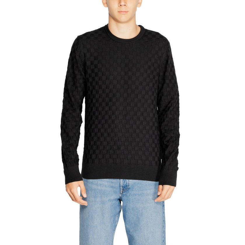 Black Organic Cotton SportswearThe Calvin Klein BASKET WEAVE COTTON men’s sweater, model K10K113747, perfectly combines contemporary style and a focus on sustainability. Crafted from a premium blend of 85% organic cotton and 15% recycled wool, this sweate