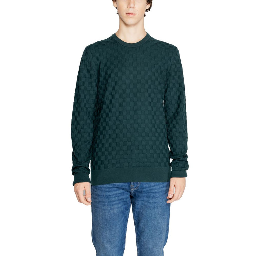 Green Organic Cotton SportswearThe Calvin Klein BASKET WEAVE COTTON men’s sweater, model K10K113747, perfectly combines contemporary style and a focus on sustainability. Crafted from a premium blend of 85% organic cotton and 15% recycled wool, this sweate