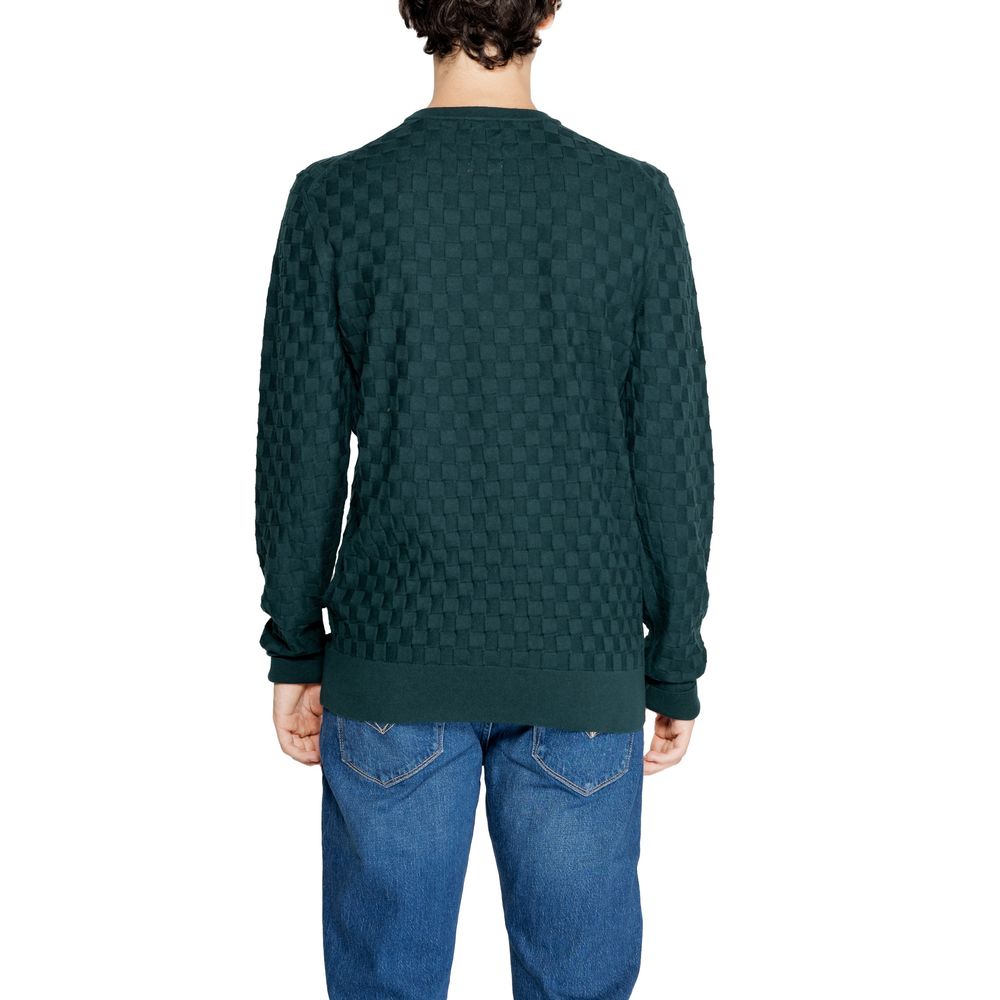 Green Organic Cotton SportswearThe Calvin Klein BASKET WEAVE COTTON men’s sweater, model K10K113747, perfectly combines contemporary style and a focus on sustainability. Crafted from a premium blend of 85% organic cotton and 15% recycled wool, this sweate