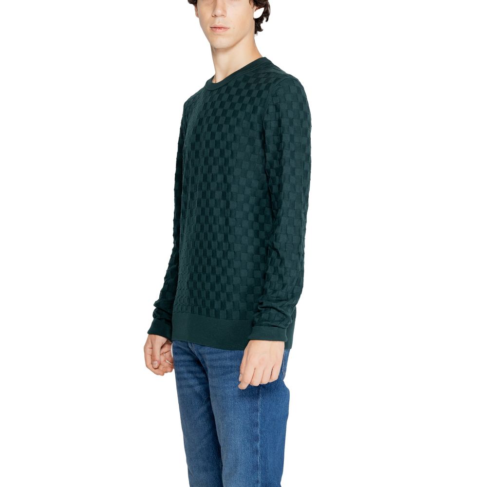 Green Organic Cotton SportswearThe Calvin Klein BASKET WEAVE COTTON men’s sweater, model K10K113747, perfectly combines contemporary style and a focus on sustainability. Crafted from a premium blend of 85% organic cotton and 15% recycled wool, this sweate