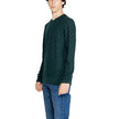 Green Organic Cotton SportswearThe Calvin Klein BASKET WEAVE COTTON men’s sweater, model K10K113747, perfectly combines contemporary style and a focus on sustainability. Crafted from a premium blend of 85% organic cotton and 15% recycled wool, this sweate