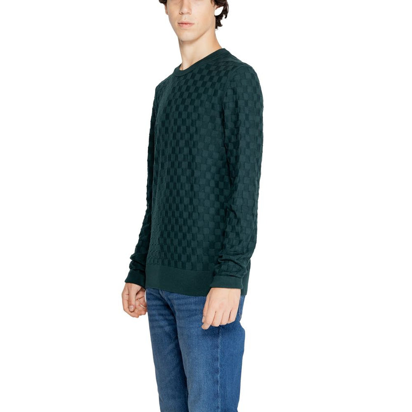 Green Organic Cotton SportswearThe Calvin Klein BASKET WEAVE COTTON men’s sweater, model K10K113747, perfectly combines contemporary style and a focus on sustainability. Crafted from a premium blend of 85% organic cotton and 15% recycled wool, this sweate