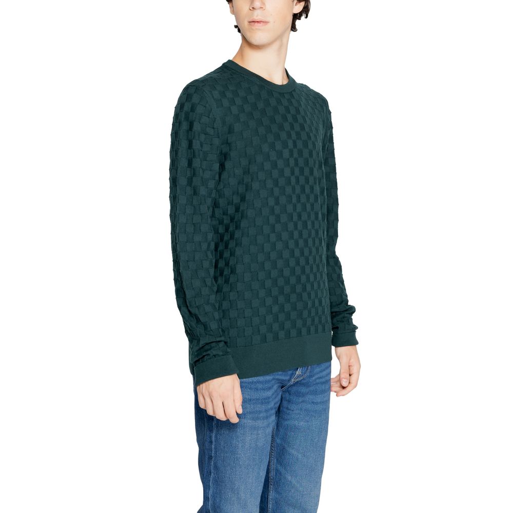 Green Organic Cotton SportswearThe Calvin Klein BASKET WEAVE COTTON men’s sweater, model K10K113747, perfectly combines contemporary style and a focus on sustainability. Crafted from a premium blend of 85% organic cotton and 15% recycled wool, this sweate