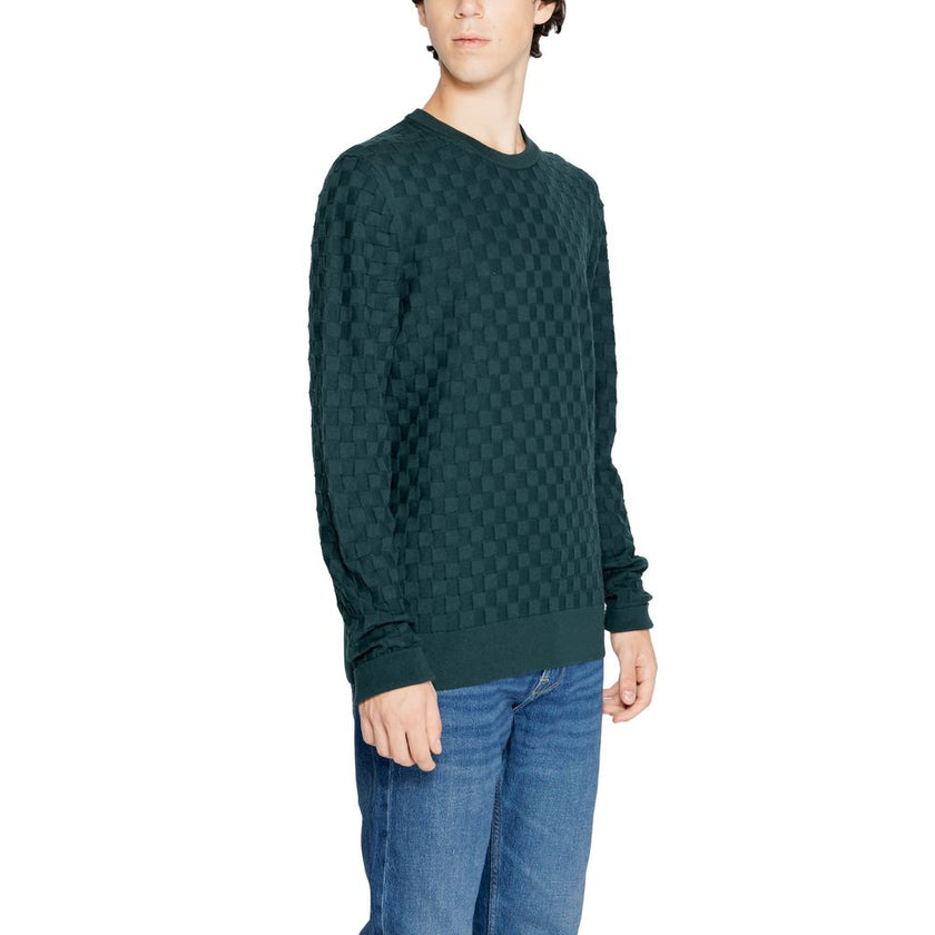 Green Organic Cotton SportswearThe Calvin Klein BASKET WEAVE COTTON men’s sweater, model K10K113747, perfectly combines contemporary style and a focus on sustainability. Crafted from a premium blend of 85% organic cotton and 15% recycled wool, this sweate