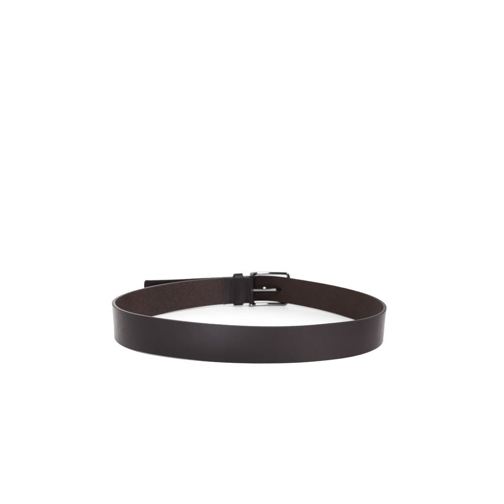 Brown Leather BeltThe Calvin Klein WARMTH 40MM men’s belt, model K50K509759, is a refined accessory crafted from 100% premium leather. Featuring a rectangular polished metal buckle with engraved logo, this belt offers a minimalist and versatile design, pe