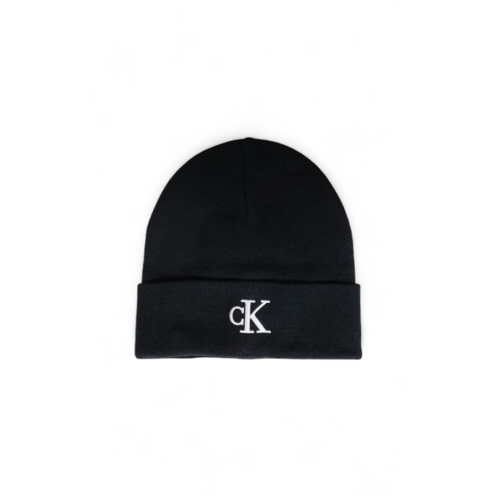 Black Recycled Polyester Cap (Baseball Hat)Discover the Calvin Klein Monogram men’s beanie, a stylish and versatile accessory for every season. Made from 100% recycled polyester, this beanie not only offers exceptional comfort but also contributes to sust