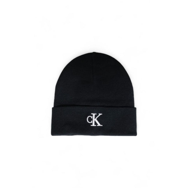 Black Recycled Polyester Cap (Baseball Hat)Discover the Calvin Klein Monogram men’s beanie, a stylish and versatile accessory for every season. Made from 100% recycled polyester, this beanie not only offers exceptional comfort but also contributes to sust